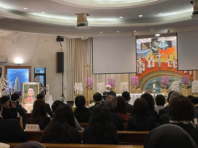  创办台北市私立立人国际国民中小学的教育家郑惠芝，去年在美国辞世，今天上午在辅仁大学举办追思会，不少亲友到场追思感念。（李俊淇摄）