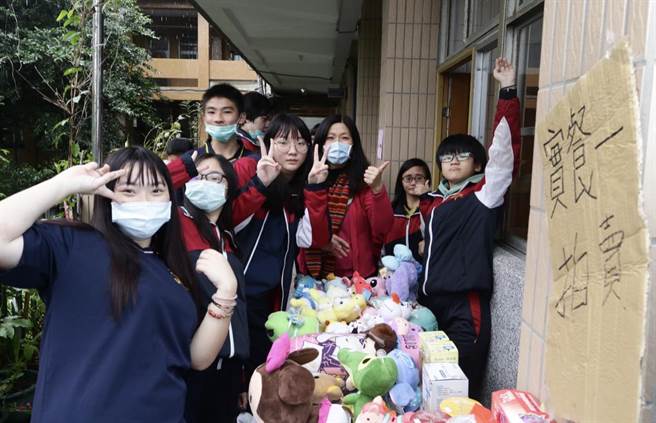 辅大圣心高中不勘少子化衝击，决定将高中、高职部停招 3年，图中为圣心最近办理跳蚤市场的盛况。（圣心高中提供／吴康玮基隆传真）
