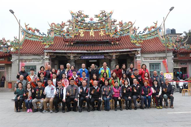 苗栗县头份市永贞宫为鼓励学子努力向学，27日举办第15届「文昌帝君开中门」活动，共有13人接受表扬。（巫静婷摄）