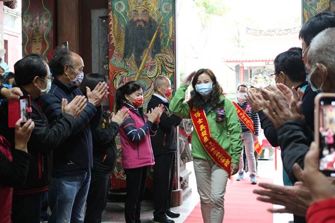 取得国立阳明交通大学理学博士的吴筱盈亲自领奖，她将学术成就归功于家人无私的包容与支持。（巫静婷摄）