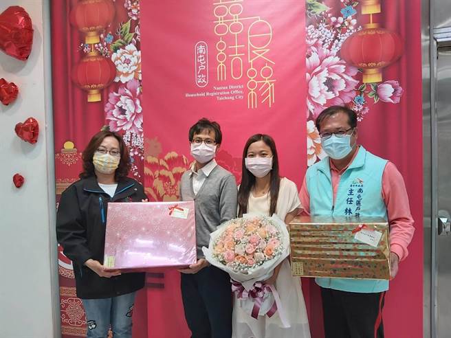 今天是2月27日，谐音「爱妻日」，台中市政府统计27日共有92对新人预约办理结婚登记。（卢金足摄）