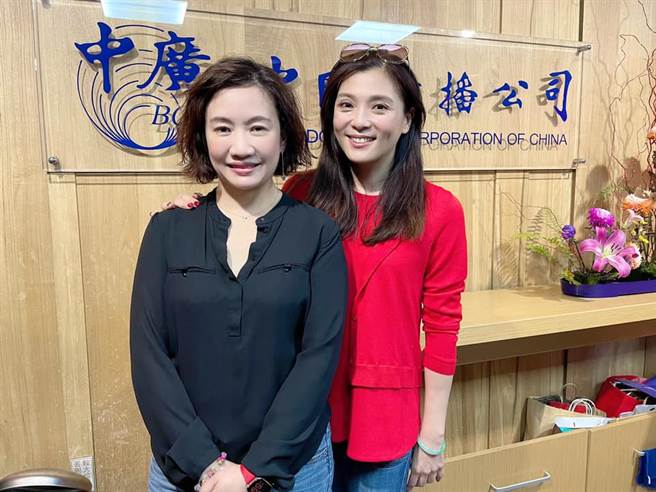 台北市花卉產銷公司副董事長呂瀅瀅(右)上廣播節目。(取自呂瀅瀅臉書)