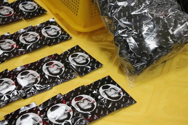 平鎮警方元宵節破獲毒品分裝工廠，毒咖啡包僅看就像潮牌聯名產品，口味含括哈密瓜、櫻桃及百香果。（黃婉婷攝）