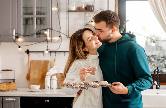 在亲密关系中，信任及安全感是维繫感情不可或缺的关键。（图／Shutterstock）