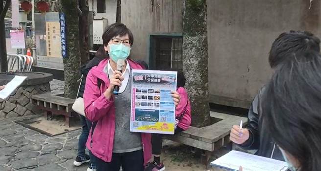 民眾黨立委蔡壁如27日下午前往苗栗縣三義鄉勝興車站，參加荒野保護協會藻礁公投連署活動。（民眾提供／巫靜婷苗栗傳真）