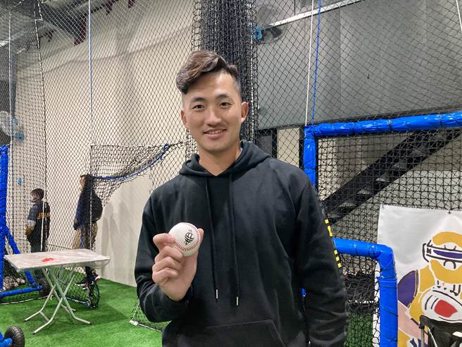 吴升峰为彭政闵所创立的「恰棒球学苑」站台。（邓心瑜摄）