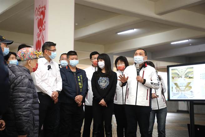 新北市府規畫將五股工商立體停車場1樓，改建為現代化特色市場，市長侯友宜27日前往視察。（許哲瑗攝）