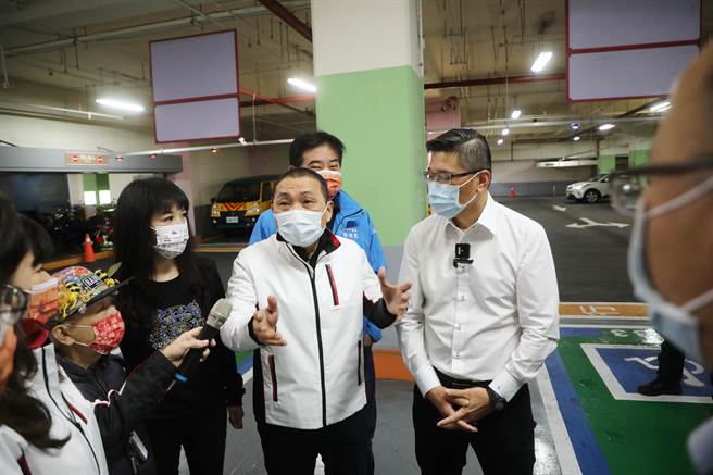 新北市府規畫將五股工商立體停車場1樓，改建為現代化特色市場，市長侯友宜27日前往視察。（許哲瑗攝）