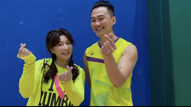 趙詠華、林俊逸趁年節空檔到球場打羽毛球。（遠雄創藝提供）