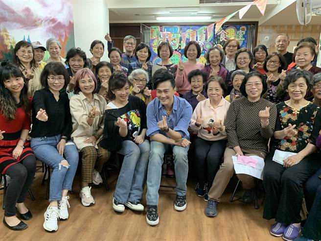 趙詠華、林俊逸日前到社區的歌唱班與婆婆媽媽一同高歌。（遠雄創藝提供）