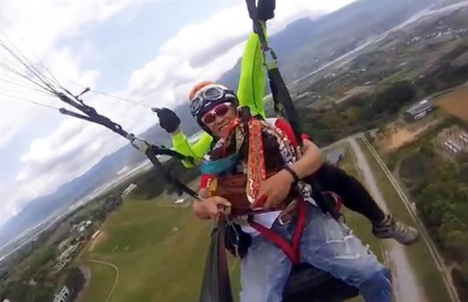 台东1间宫庙以神明搭乘飞行伞方式，进行另类的空中遶境祈福。（台东翱翔企业社提供／庄哲权台东传真）