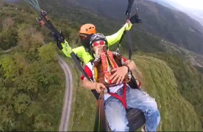 台东1间宫庙以神明搭乘飞行伞方式，进行另类的空中遶境祈福。（台东翱翔企业社提供／庄哲权台东传真）