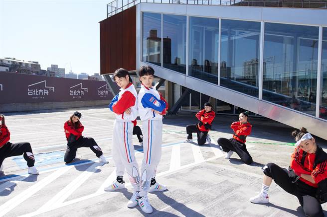 展荣展瑞日前拍摄新歌〈十分钟的恋爱〉MV。（华纳音乐提供）