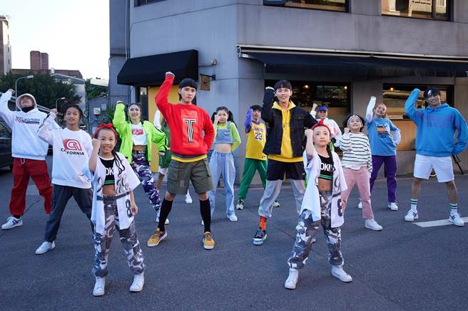 展荣展瑞日前拍摄新歌〈十分钟的恋爱〉MV。（华纳音乐提供）