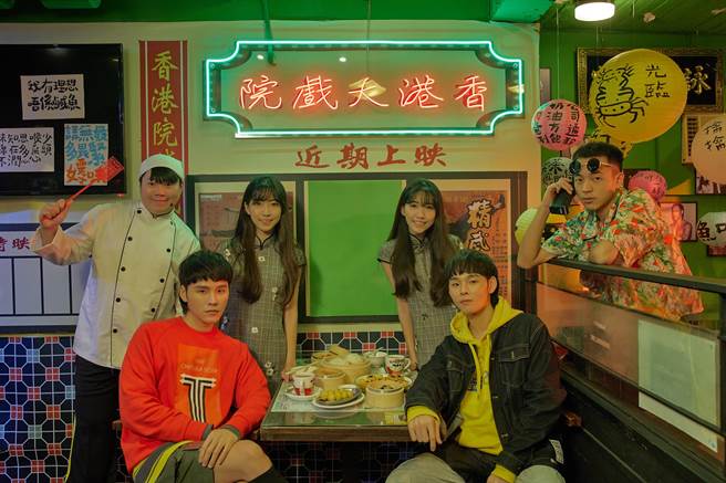 展荣展瑞日前拍摄新歌〈十分钟的恋爱〉MV。（华纳音乐提供）