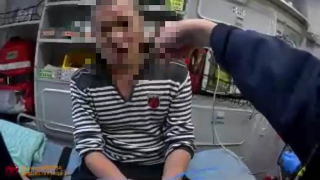 柯男在救護車內嗆警三字經，更苦出狂言怒嗆警察「你要弄我是不是？」警訊後依妨害公務罪嫌送辦。（葉書宏翻攝）