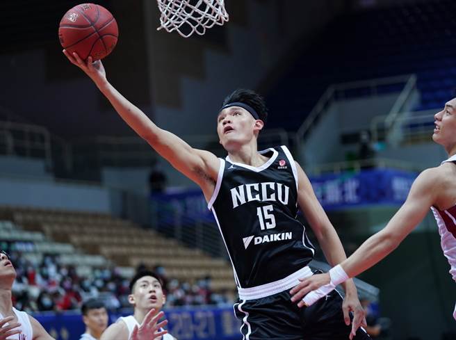 政大隊長張鎮衙27日攻下全隊最高22分，也是唯一得分上雙。(大專體總提供)