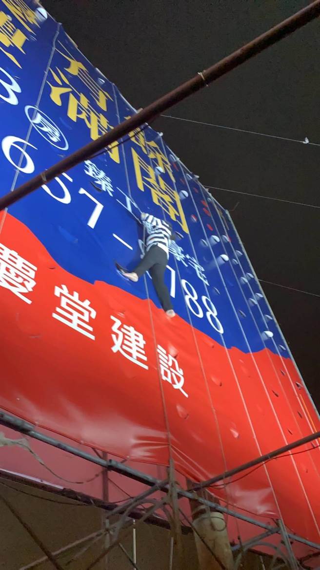 赵女爬上3层楼高广告鹰架，僵持40多分钟后，因体力不支往下跳至气垫重伤。（民眾提供／陈淑娥台中传真）★中时新闻网关心您：再给自己一次机会
自杀防治专线：1925（依旧爱我）24小时服务
生命线：1995
张老师专线：1980