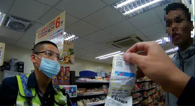 員警到場將企圖詐騙的李男逮捕，發現他之前已得手12萬元。(翻攝照片／林郁平台北傳真）