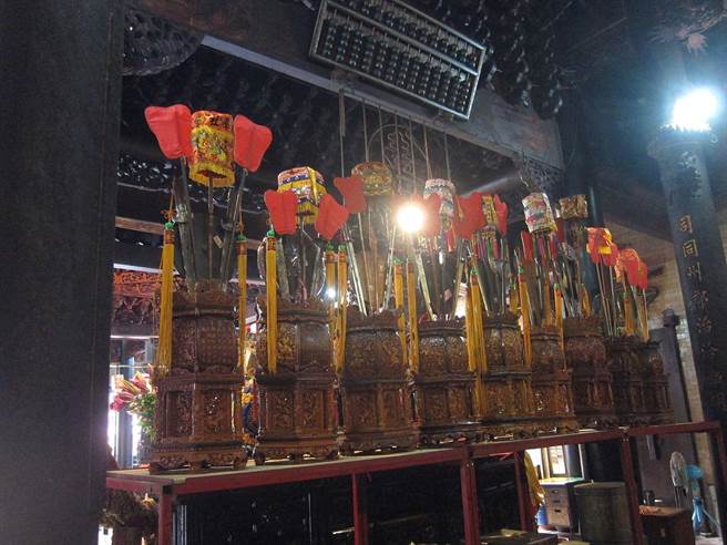 嘉义城隍庙9大柱斗灯座登录为嘉义市文化资产。（廖素慧摄）