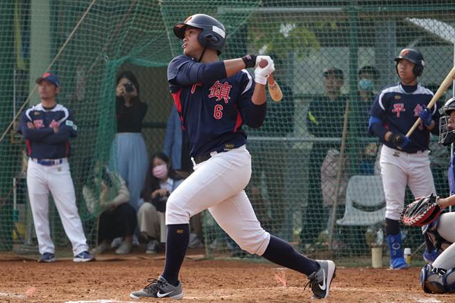 平镇高中李灏宇本学年木棒联赛敲出第5轰，改写陈俊秀保有的联赛纪录。（学生棒球联盟提供）