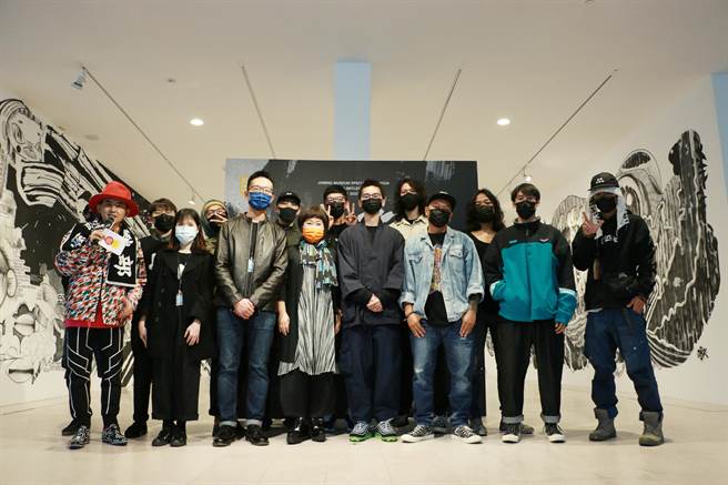 9位涂鸦艺术家、主持人黄子佼和美术馆团队合影。（朱铭美术馆提供）
