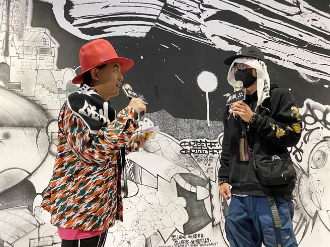 主持人黄子佼和涂鸦艺术家SEAZK对谈，分享创作理念。（朱铭美术馆提供）