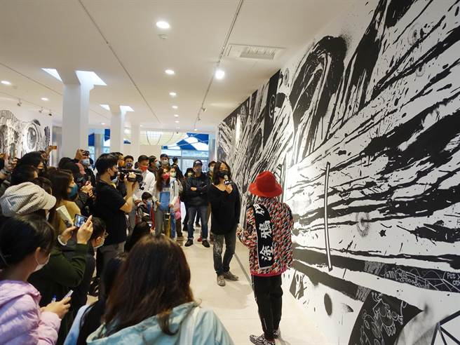 主持人和艺术家互动轻松，全场观眾笑开怀。（朱铭美术馆提供）