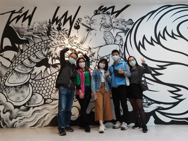 游客开心在作品前合照。（朱铭美术馆提供）
