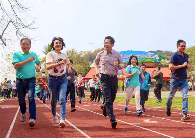 新威国小欢庆创校100周年，27日校方以办喜事的规格邀请师生校友共聚，还带领校友奔跑、替新跑道开箱。（高市教育局提供／袁庭尧高雄传真）