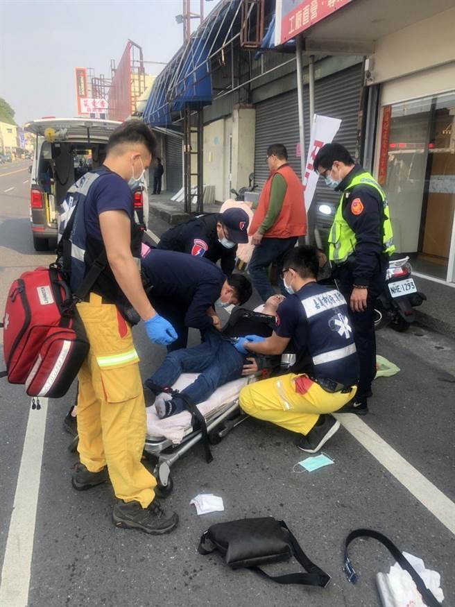 遭通缉的嫌犯拒捕受伤，送医救护。（读者提供）