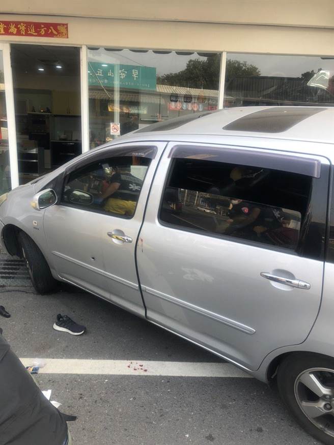 遭通缉的刘姓嫌犯开自小客车衝撞员警遭反制。（读者提供）