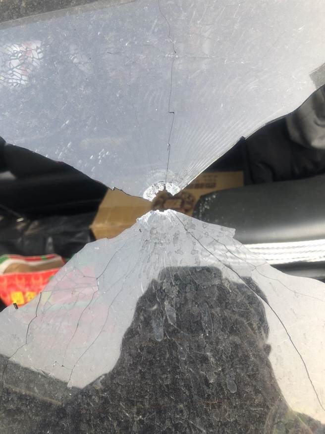 遭通缉的刘姓嫌犯开自小客车衝撞员警，员警开枪反制。（读者提供）