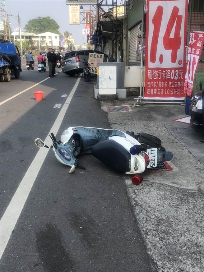 刘姓嫌犯开自小客车衝撞员警，警车摔倒。（读者提供）