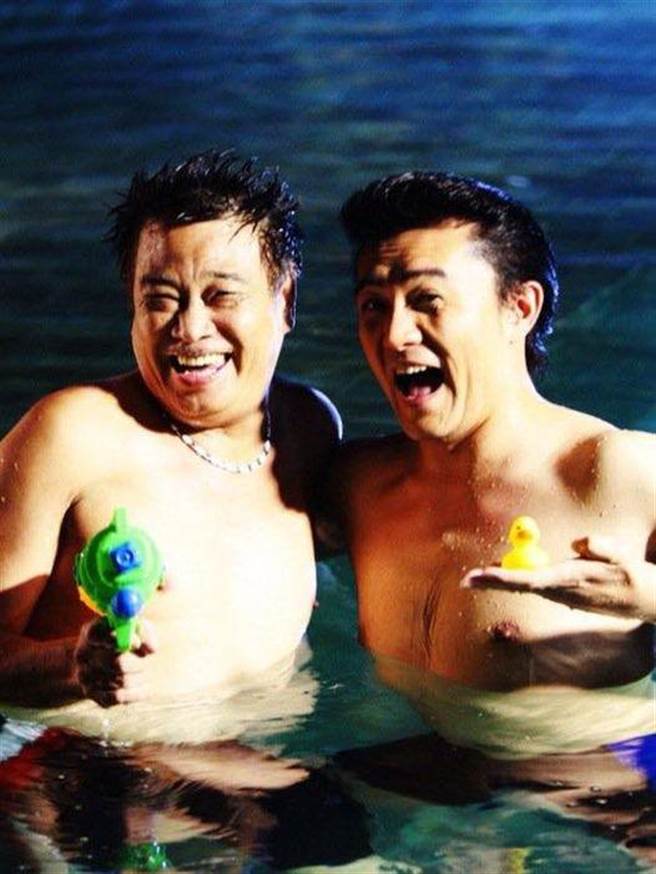 李㼈（右）和吴孟达2010年曾合作拍戏，两人也因此成为好友。（翻摄李㼈脸书）