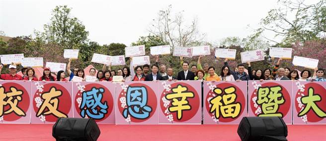 暨大校友回娘家，賞櫻品茗喝咖啡。（暨大提供／廖志晃南投傳真）