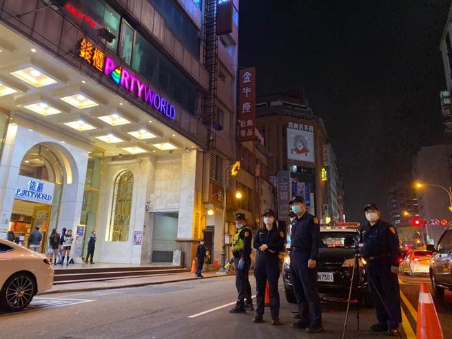 台中市警一分局針對KTV及東協廣場周邊加強臨檢。(警方提供／林欣儀台中傳真)