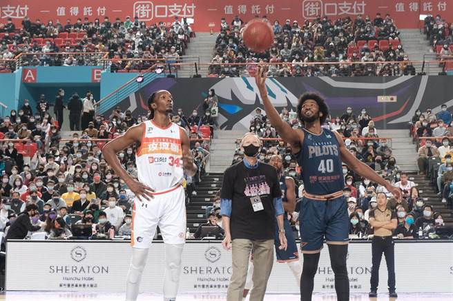 美國在台協會處長酈英傑（中）應邀新竹攻城獅對戰桃園領航猿比賽開球。（羅浚濱攝）