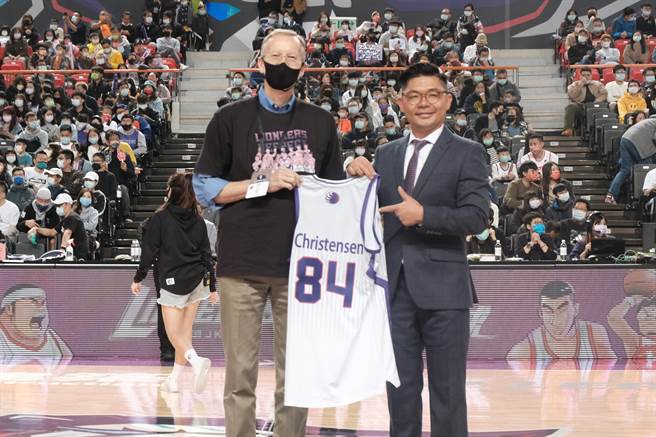 新竹攻城獅領隊許毓仁（右）贈送球隊84號球衣給美國在台協會處長酈英傑（左）。（羅浚濱攝）