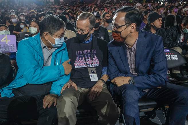 縣長楊文科（左自右）、美國在台協會處長酈英傑及前新北市長朱立倫，在新竹攻城獅對戰桃園領航猿開賽前短暫交談。（羅浚濱攝）