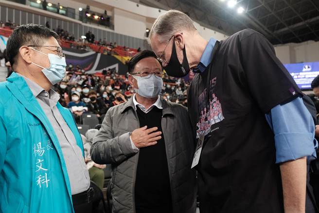 美國在台協會處長酈英傑（右）與宣捷集團創辦人宣明智（中）交談寒喧。（羅浚濱攝）