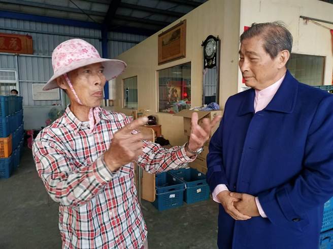 中华统一促进党总裁「白狼」张安乐（右）到嘉义县大林镇，听取农民心声。（张毓翎摄）