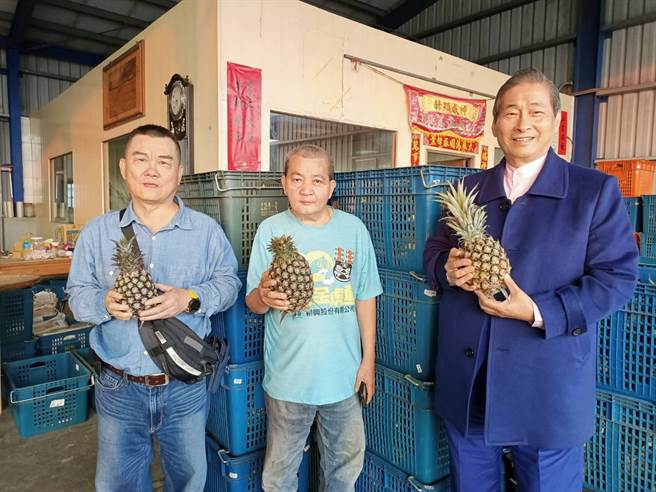 中华统一促进党总裁「白狼」张安乐（右）27日下午在中央委员张孟崇（左）陪同下，到嘉义县大林镇亿鑫合作社。中间为合作社负责人简源松。（张毓翎摄）