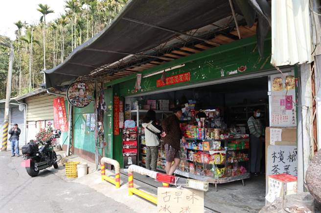 嘉义县台3线312公里处的柑仔店，过去因店里有一位会国骂提醒骑士骑慢一点的「干谯阿嬷」陈富而暴红，每到假日聚集大批车友。（张毓翎摄）