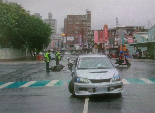 丘教练骑机与左转车辆发生撞击，头部送创送医抢救后仍是不治。(翻摄画面／李俊淇新北传真)