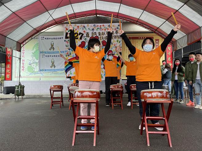 桃园市自闭症协进会、里程L227团队27日在明伦三圣宫庙前广场办理桃园市自闭症协进会「星儿律动」成果发表活动。(蔡依珍摄)