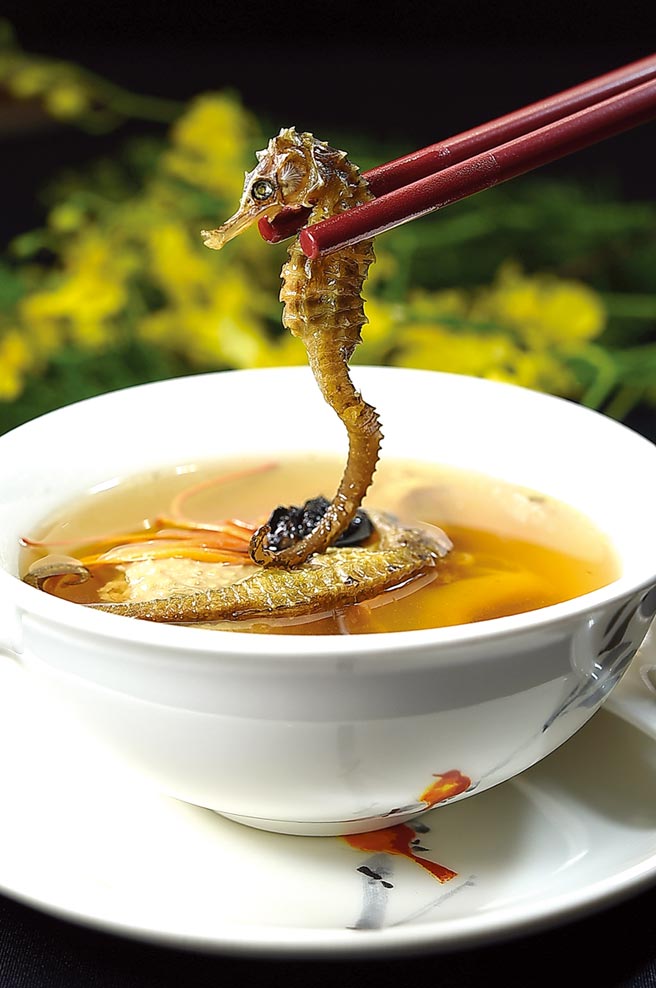 〈皇豪〉中餐厅标榜食材用料高檔，〈虫草海马炖螺头〉用了两种螺肉并以海马入馔。图／姚舜