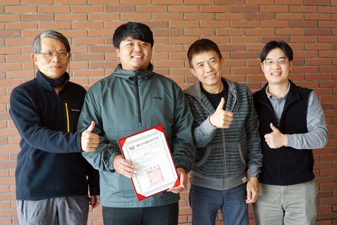大叶大学资工系林仁勇主任（左一）、邱绍丰老师（右二）、林国祥老师（右一）恭喜张钊铨（左二）论文获奖。图／大叶大学提供