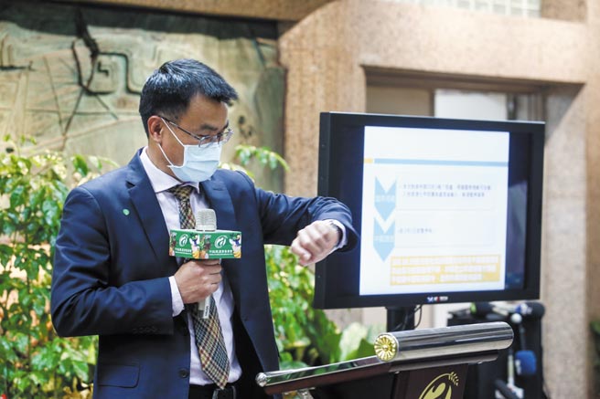 針對大陸下周一起暫停我國鳳梨輸出到對岸，農委會主委陳吉仲26日招開記者會，語氣激昂表示，25日傍晚就收到相關訊息，大陸片面決定暫停我國鳳梨輸入，他代表所有農業部門感到無法接受，很遺憾大陸做出此決定。（鄧博仁攝）