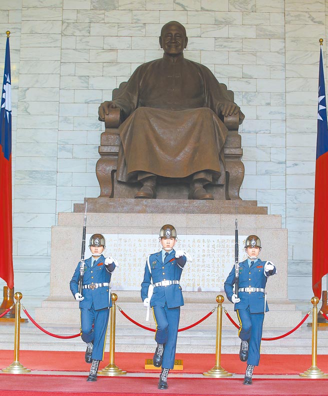 促转会昨办研讨会，提到国防部等三部会移除两蒋铜像进度落后，盼国防部早日协商移除中正纪念堂仪队向蒋铜像致敬仪式。图为纪念堂仪队进行操枪表演。（本报资料照片）